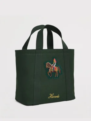 英國正品 Harrods 綠色重磅厚帆布手提包正面，展現經典燙金Logo與串珠騎馬布章
