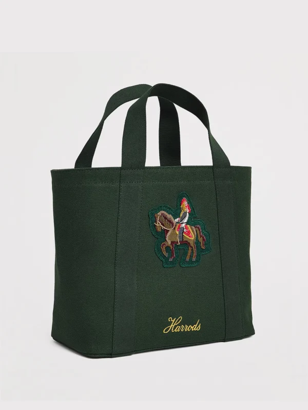 英國正品 Harrods 綠色重磅厚帆布手提包正面，展現經典燙金Logo與串珠騎馬布章
