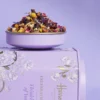 Harrods 想念你慶典茶散裝茶葉特寫 - 包含蘋果塊、玫瑰花瓣與洋甘菊的豐富花果茶葉配方