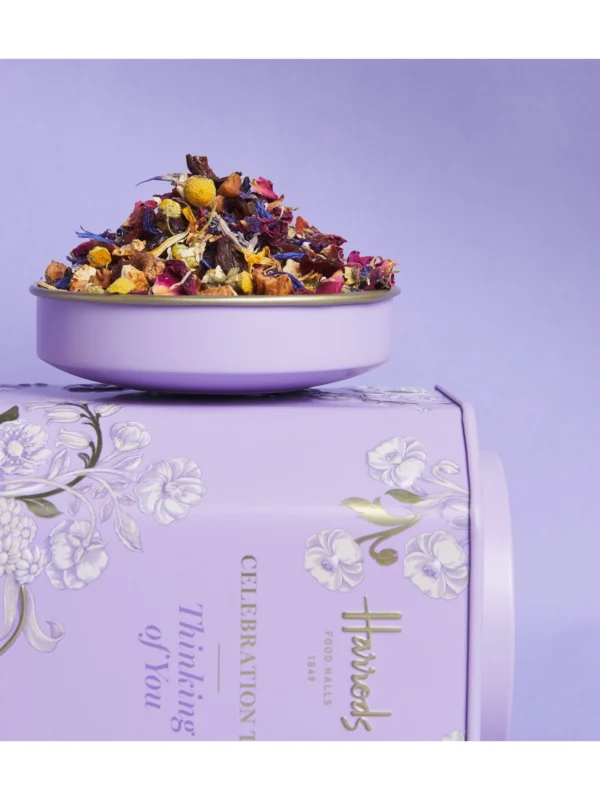 Harrods 想念你慶典茶散裝茶葉特寫 - 包含蘋果塊、玫瑰花瓣與洋甘菊的豐富花果茶葉配方