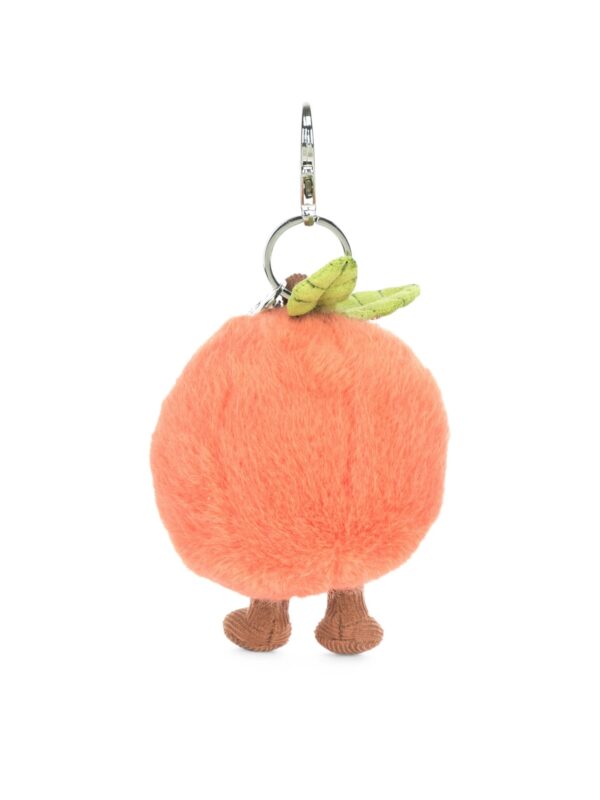 Amuseables-Peach-Bag-Charm_3-mc JELLYCAT 蜜桃吊飾背面與整體比例展示,尺寸約高 15cm,橘色絨毛質感細節