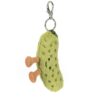 Amuseables-Pickle-Bag-Charm_2-mc JELLYCAT 醃黃瓜包包吊飾側面特寫,展示金屬夾扣與立體臉部笑容細節