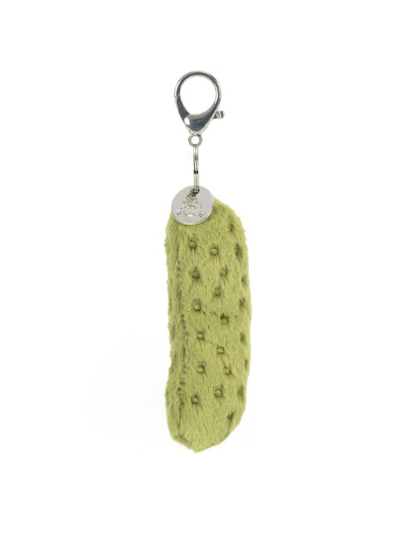 Amuseables-Pickle-Bag-Charm_3-mc JELLYCAT Pickle 吊飾夾掛於包包上的實際搭配示意,展現日常使用場景