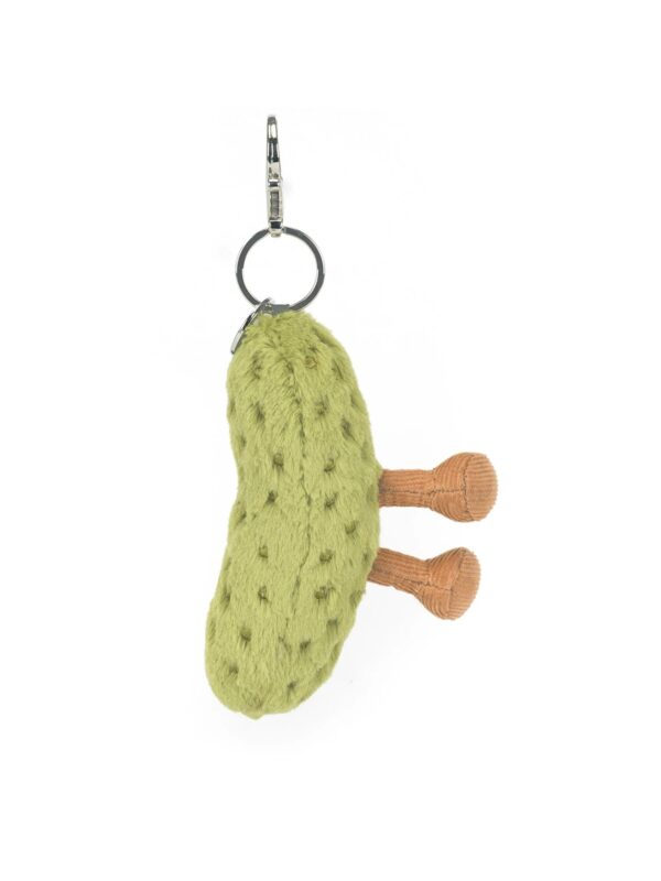 Amuseables-Pickle-Bag-Charm_4-mc JELLYCAT 醃黃瓜吊飾尺寸比例展示,約 6cm 迷你造型與手部大小對比