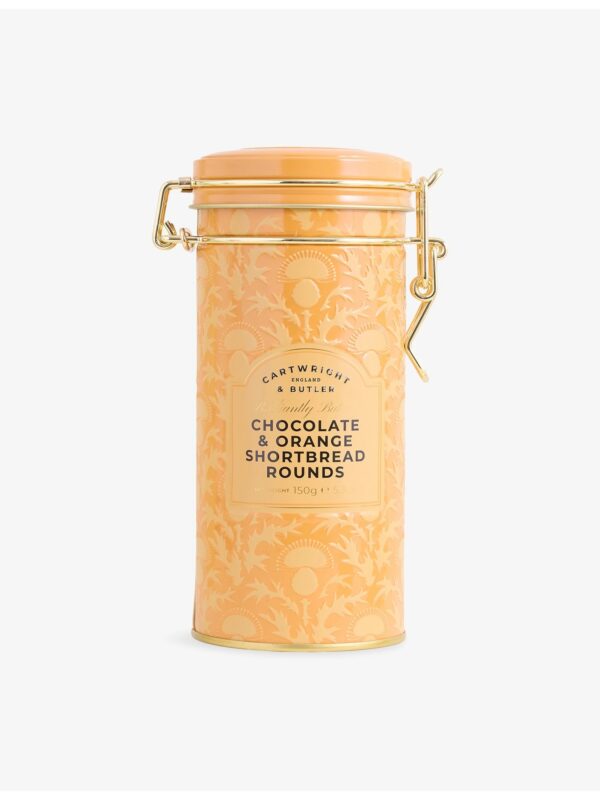 Chocolate_Orange_Shortbread_Tin_150g_1-mc CARTWRIGHT & BUTLER 奶油酥餅單片近拍,可見巧克力與柳橙風味紋理,搭配下午茶場景