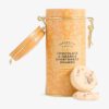 Chocolate_Orange_Shortbread_Tin_150g_2-mc CARTWRIGHT & BUTLER 巧克力柳橙奶油酥餅側面細節,鐵盒設計與品牌字樣特寫