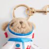 HARRODS-Astronaut-Bear-Keychain_2-1-mc 英國 Harrods 太空人泰迪熊鑰匙圈側面細節,展示柔軟絨毛材質與太空服設計