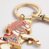 HARRODS-Carousel-Pony-Keyring_2-mc 英國 Harrods Carousel Pony Keyring 金色吊飾側面細節,夾扣式五金配件特寫