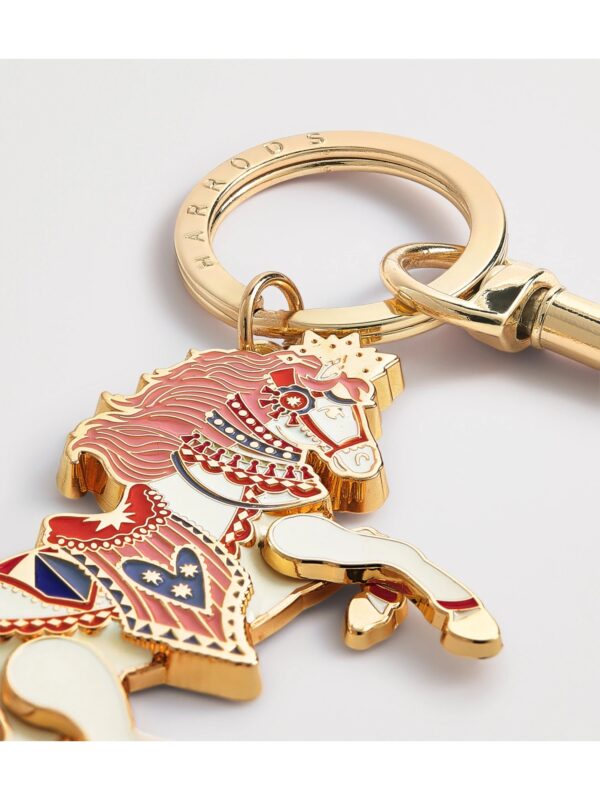 英國 Harrods Carousel Pony Keyring 金色吊飾側面細節,夾扣式五金配件特寫
