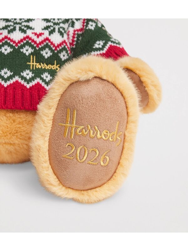 HARRODS-Christmas-Bear-2026-30_5cm_2-mc Harrods 2026 聖誕泰迪熊亨利擺放於節日場景,呈現約34cm實際比例與柔軟質感