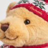 HARRODS-Christmas-Bear-2026-30_5cm_3-mc Harrods 聖誕小熊亨利側面特寫,展示毛衣針織細節與絨球帽造型