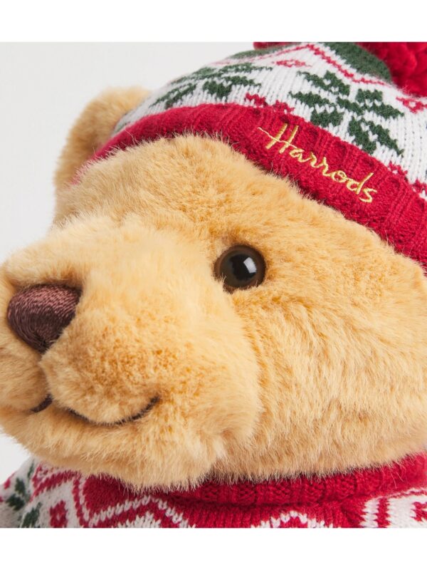 Harrods 聖誕小熊亨利側面特寫,展示毛衣針織細節與絨球帽造型
