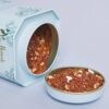 HARRODS-Congratulations-To-You-Loose-Leaf-Tea-120g_2-mc Harrods Congratulations To You 散裝茶葉鐵罐開蓋特寫,展示內含南非路易波士茶、可可碎與烤米