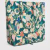 HARRODS-Enchanted-Emporium-Pocket-Shopper-Bag_2-mc Harrods 環保購物袋側面角度,展示 45cm 高寬敞容量與立體袋身結構