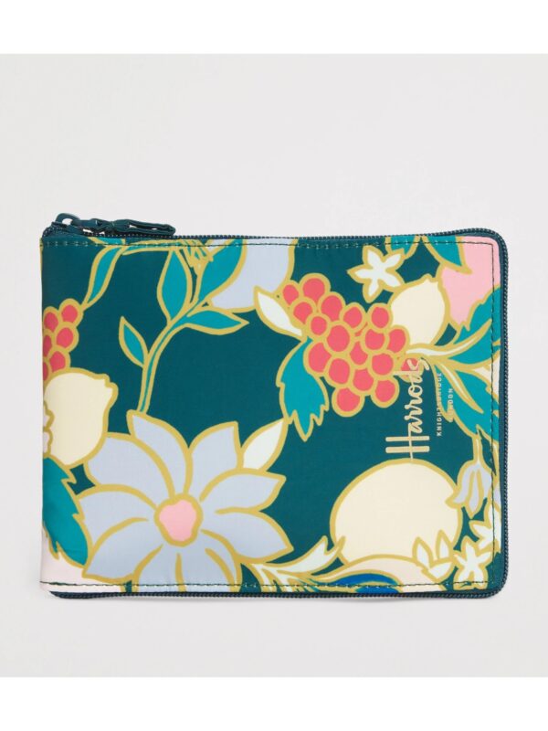 HARRODS-Enchanted-Emporium-Pocket-Shopper-Bag_3-mc Harrods Enchanted Emporium 購物袋折疊後收納至隨附拉鍊小袋,展示輕巧便攜設計