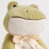 HARRODS-Frog-Plush-25cm_2-mc 英國 Harrods 青蛙毛絨娃娃側面與細節展示,柔軟再生聚酯纖維材質,適合新生兒收藏