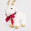 HARRODS-Goat-Plush_2-mc Harrods 白色山羊娃娃側面角度,呈現蓬鬆立體造型與精緻五官刺繡