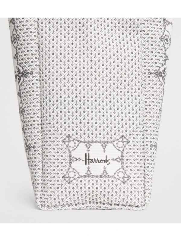 HARRODS-Grab-Lace-Print-Tote-Bag_4-mc Harrods 托特包內部插袋結構特寫,展示收納空間與純棉材質質地