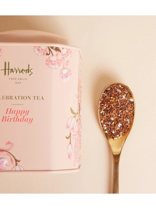 Harrods 生日慶典茶葉鐵罐側面與開蓋展示,可見南非國寶茶散裝茶葉內容物