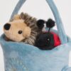 HARRODS-Hedgehog-Watering-Can-Plush-24cm_2-mc Harrods 花園刺蝟澆水壺絨毛玩偶側面細節,展示柔軟絨毛質感與精緻刺繡工藝,尺寸約 24cm