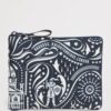 HARRODS-Knights-of-Brompton-Pocket-Shopper-Bag_3-mc Harrods 折疊購物袋側面與拉鍊細節,呈現雙人提手與包體深度結構
