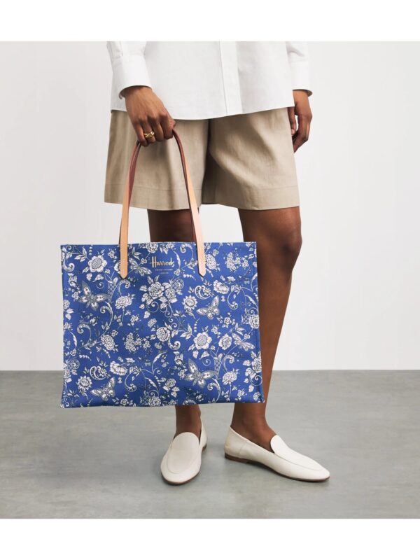 HARRODS-Large-Cotton-Butterfly-Tote-Bag_2-mc Harrods 托特包內部插袋細節,展示內層收納設計與棉質內裡