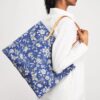 HARRODS-Large-Cotton-Butterfly-Tote-Bag_4-mc Harrods 藍色花卉印花托特包平放俯視圖,完整呈現全幅蝴蝶與花卉印花排列