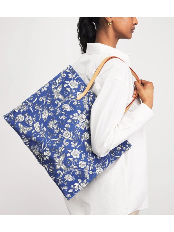HARRODS-Large-Cotton-Butterfly-Tote-Bag_4-mc Harrods 藍色花卉印花托特包平放俯視圖,完整呈現全幅蝴蝶與花卉印花排列