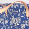 HARRODS-Large-Cotton-Butterfly-Tote-Bag_5-mc Harrods 棉質托特包天然皮革雙提手細節特寫,顯示皮革質感與縫線工藝