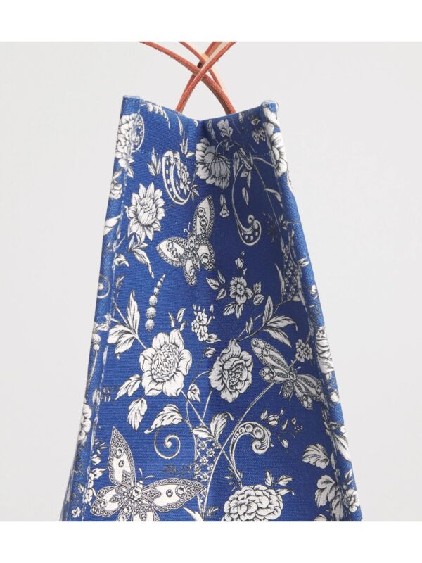 HARRODS-Large-Cotton-Butterfly-Tote-Bag_6-mc Harrods 蝴蝶印花托特包側面角度,展現 18cm 包深立體輪廓與整體比例