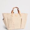 HARRODS-Large-Jute-Garden-Tote-Bag_2-mc Harrods 花園托特包側面角度,展示包體深度與皮革質感雙提手細節