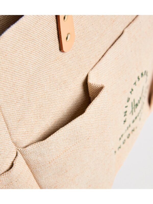 HARRODS-Large-Jute-Garden-Tote-Bag_4-mc Harrods 花園托特包外部口袋特寫,呈現細緻車縫線與包身質地