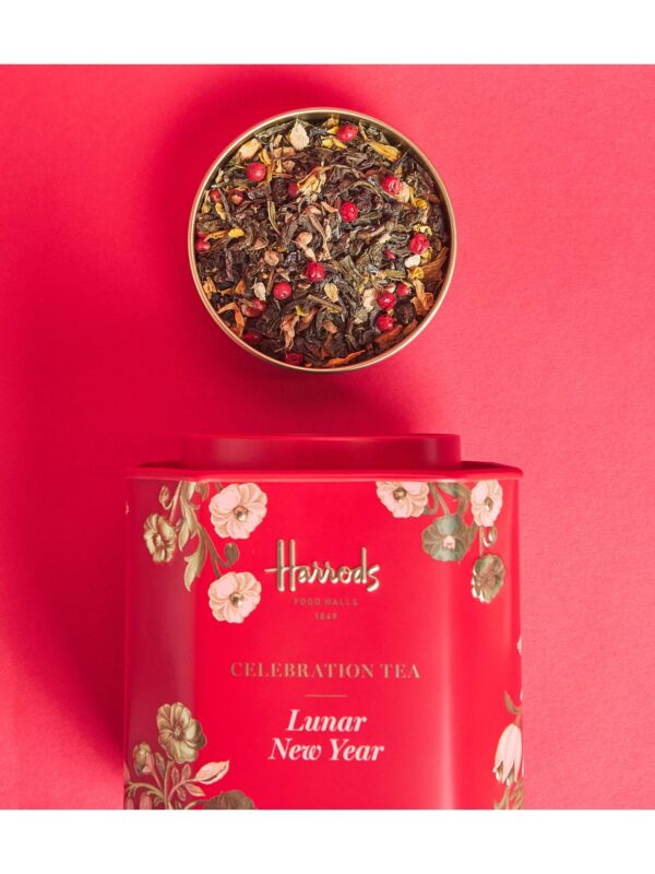 Harrods 農曆新年茶葉禮罐側面成分標示,含綠茶、烏龍茶、生薑與紅胡椒