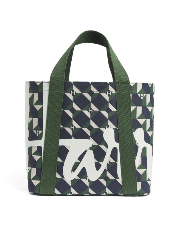 HARRODS-Mini-Cotton-Geometric-Logo-Tote-Bag_1-mc Harrods 綠色幾何印花手提包整體搭配情境,展現英倫日常風格