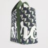 HARRODS-Mini-Cotton-Geometric-Logo-Tote-Bag_4-mc Harrods Mini Tote Bag 側面角度,呈現約 12.5cm 包深與立體結構