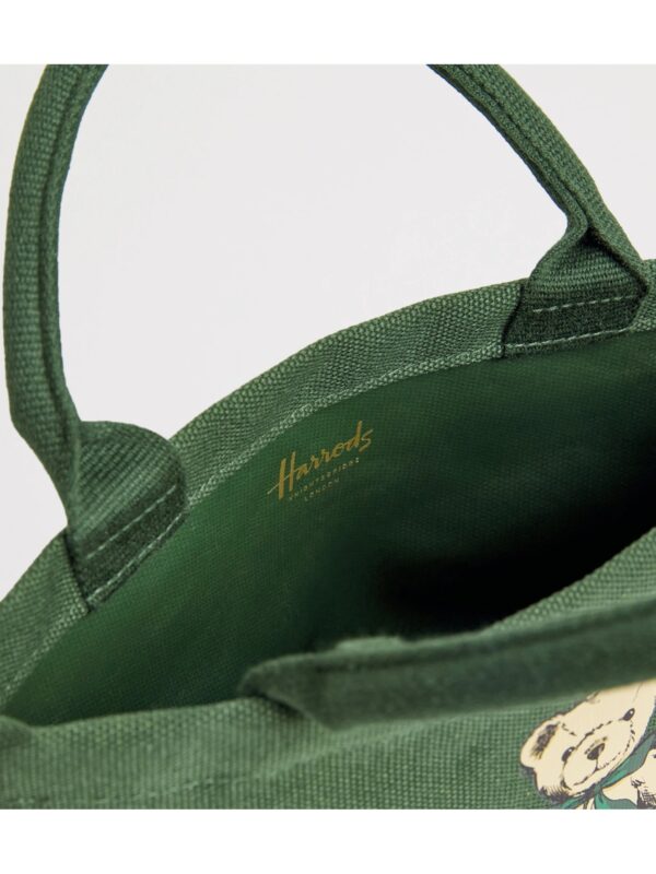 HARRODS-Mini-Henry-Bear-Tote-Bag_4-mc Harrods Mini Henry Bear Tote Bag 實拍搭配場景,展示日常手提使用效果