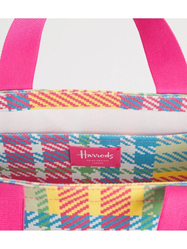 HARRODS-Mini-Madras-Check-Tote-Bag_4-mc Harrods 帆布托特包內部結構展示,附實用收納小內袋