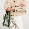 HARRODS-Mini-Tartan-Check-Tote-Bag_2-mc 英國 Harrods 馬德拉斯格紋迷你手提包穿搭示範