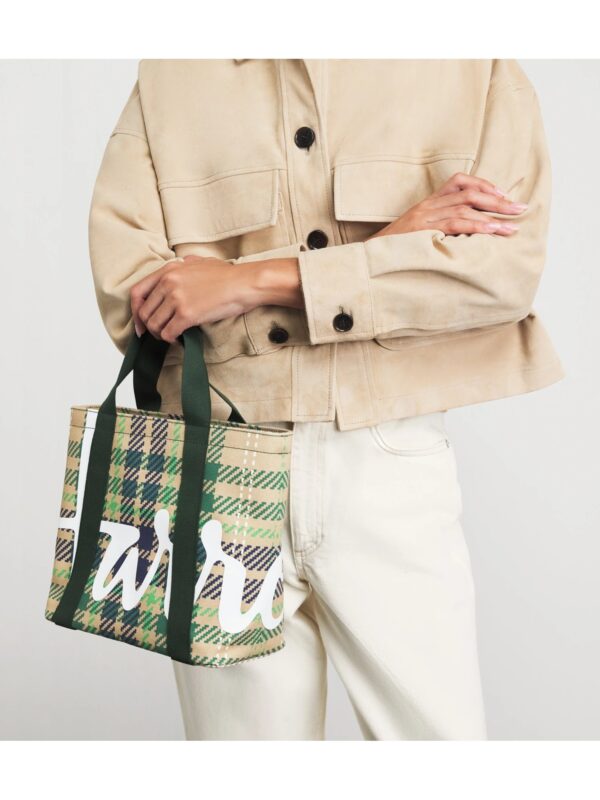 HARRODS-Mini-Tartan-Check-Tote-Bag_2-mc 英國 Harrods 馬德拉斯格紋迷你手提包穿搭示範