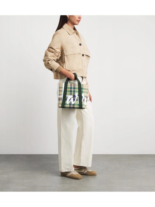 HARRODS-Mini-Tartan-Check-Tote-Bag_4-mc 英國 Harrods 馬德拉斯格紋迷你手提包穿搭示範