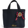 HARRODS-Small-Cotton-Canvas-British-Rosette-Tote-Bag_1-mc Harrods 藍色重磅厚帆布手提包正面,展示英國勳章軍服絲帶花與亮片徽章細節