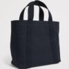 HARRODS-Small-Cotton-Canvas-British-Rosette-Tote-Bag_2-mc 英國直購正品 Harrods 女用手提包背面質感展示,深藍色帆布極簡百搭