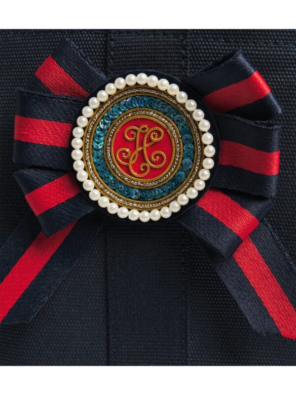 HARRODS-Small-Cotton-Canvas-British-Rosette-Tote-Bag_3-mc Harrods 手提包精美玫瑰花結胸針特寫,包含條紋緞帶、珍珠感珠飾與金色字母圖案