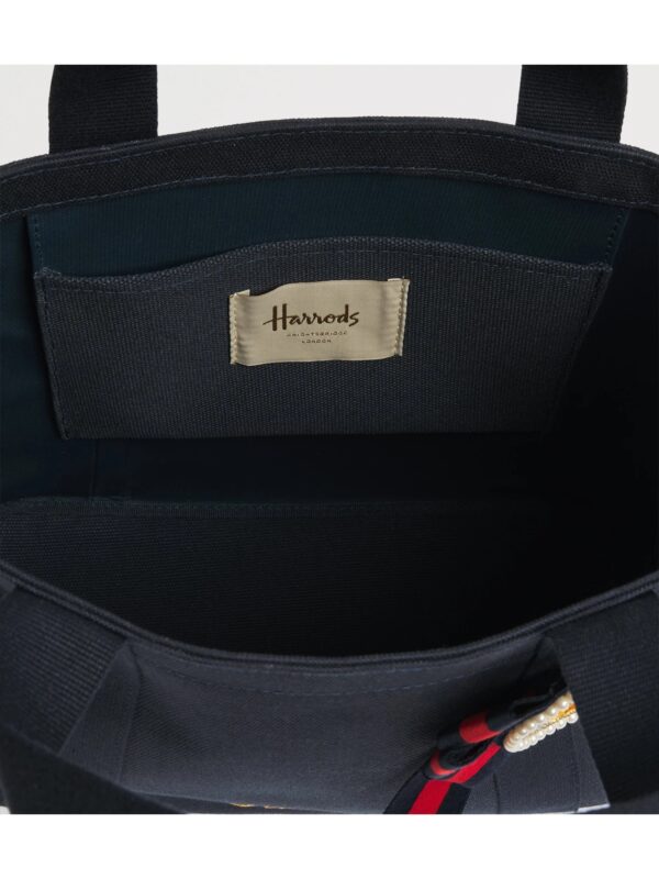 HARRODS-Small-Cotton-Canvas-British-Rosette-Tote-Bag_4-mc Harrods 藍色帆布購物袋雙提把設計細節,適合女性日常手提與優雅穿搭