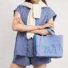 HARRODS-Small-Cotton-Logo-Tote-Bag_2-2-mc 粉藍色 Harrods 淨色手提袋日常休閒穿搭示範 - 完美融入英倫優雅風格