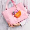 HARRODS-Small-Cotton-Logo-Tote-Bag_2-3-mc 粉紅色 Harrods 淨色手提袋日常休閒穿搭示範 - 完美融入英倫優雅風格