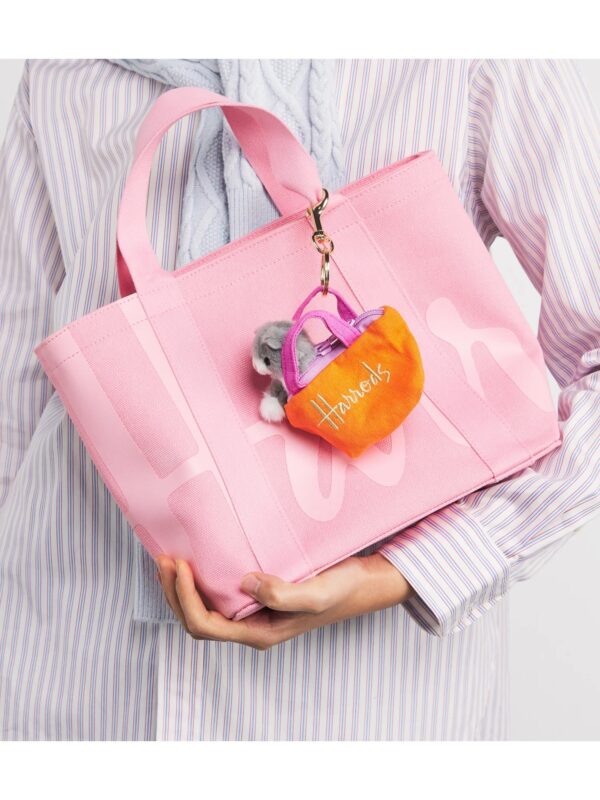 HARRODS-Small-Cotton-Logo-Tote-Bag_2-3-mc 粉紅色 Harrods 淨色手提袋日常休閒穿搭示範 - 完美融入英倫優雅風格