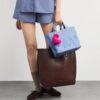 HARRODS-Small-Cotton-Logo-Tote-Bag_5-mc 粉藍色 Harrods 淨色手提袋日常休閒穿搭示範 - 完美融入英倫優雅風格