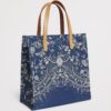 HARRODS-Small-Gilded-Butterfly-Tote-Bag_2-mc Harrods 鍍金蝴蝶托特包側面角度,呈現包身深度與雙人提手細節