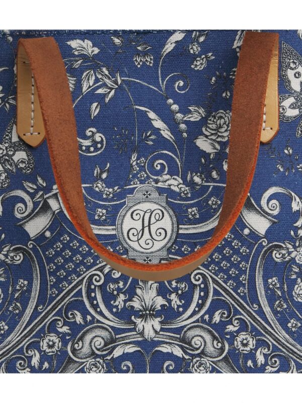 HARRODS-Small-Gilded-Butterfly-Tote-Bag_4-mc Harrods 鍍金蝴蝶印花托特包局部特寫,聚焦閃耀寶石蝴蝶翅膀與花卉圖案細節